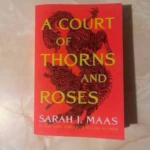 A Court of Thorns and Roses Paperback
